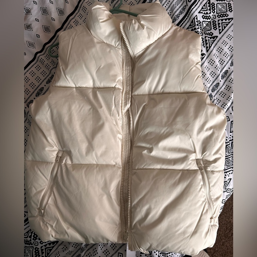 Old Navy, ivory puffer vest. NWT. Medium tall.